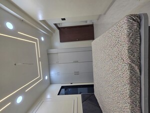 Room in 3 BHK Apartment at Goregaon West – for Rent