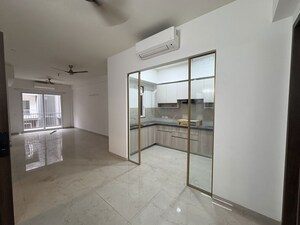 Room in 3.5 BHK Apartment at Smart World Orchard, Sector 61 – for Rent