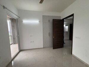 Room in 3.5 BHK Apartment at Smart World Orchard, Sector 61 – for Rent