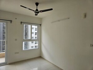 Room in 2 BHK Apartment at Godrej Aqua, International Airport Road – for Rent