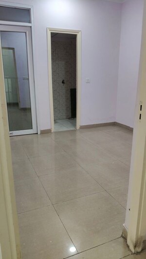 Room in 3 BHK Apartment at Gaur City 2 - 11th Avenue, Sector 16c Greater Noida – for Rent