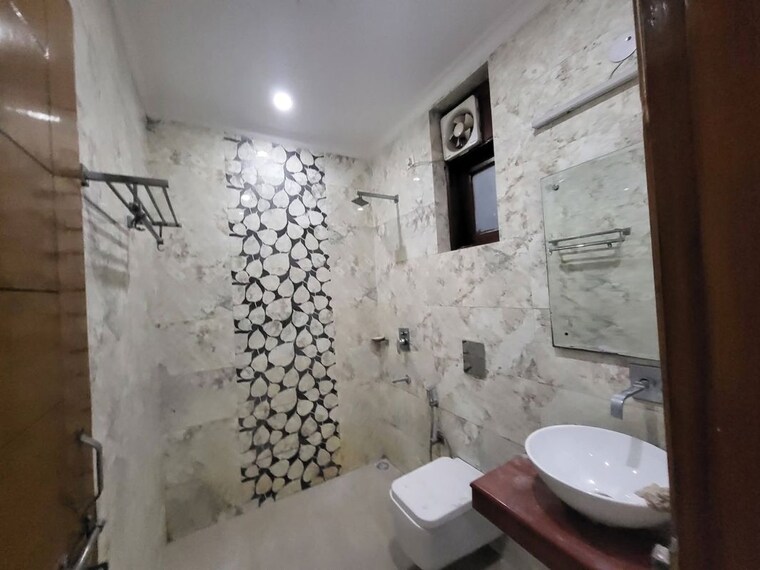 Bathroom, sector 9 2 Bedroom 160 Sq.Yd. Builder Floor In Sector 9 Gurgaon 10311894