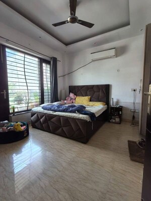 Bedroom in 3 BHK Builder Floor at Sector 9a – for Rent