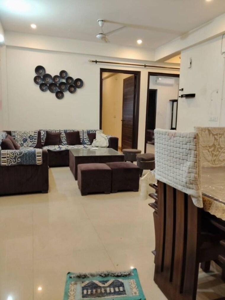 Bedroom, sector 30 3 Bedroom 200 Sq.Yd. Builder Floor In Sector 30 Gurgaon 10311912
