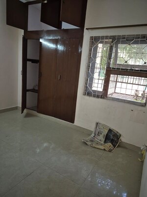 Room in 2.5 BHK Apartment at Mayur Vihar – for Rent