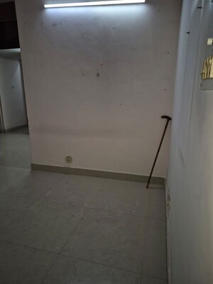 Room in 2.5 BHK Apartment at Mayur Vihar – for Rent