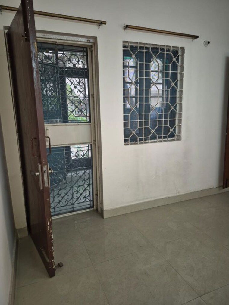 Room, mayur vihar 2.5 Bedroom 850 Sq.Ft. Apartment In Mayur Vihar Delhi 10311943