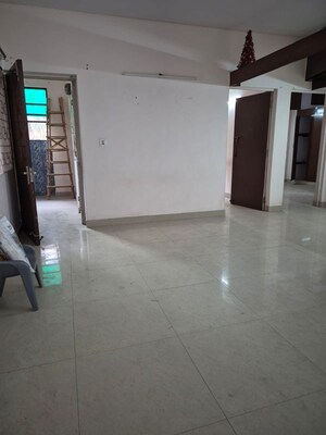 Room in 2.5 BHK Apartment at Mayur Vihar – for Rent