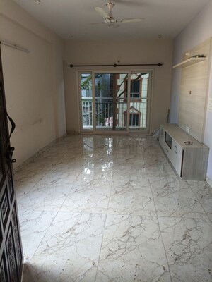 Room in 2 BHK Apartment at Embassy Icon, Infantry Road – for Rent