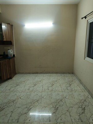 Room in 2 BHK Apartment at Embassy Icon, Infantry Road – for Rent