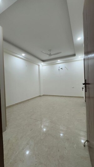 Room in 3 BHK Apartment at Chattarpur – for Rent