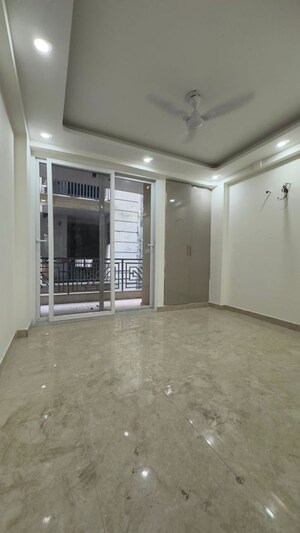 Room in 3 BHK Apartment at Chattarpur – for Rent