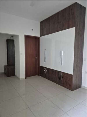 Room in 4 BHK Apartment at L&T Raintree Boulevard, Hebbal – for Rent