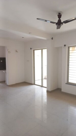 Room in 2 BHK Apartment at Oxy Beaumonde, Viman Nagar – for Sale