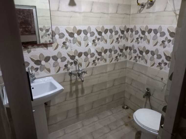 Bathroom, gurukrupa-vyom 3 Bedroom 1500 Sq.Ft. Apartment In Juhu Mumbai 10312108