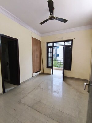 Room in 3 BHK Builder Floor at Sector 9a – for Rent