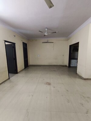 Room in 3 BHK Builder Floor at Sector 9a – for Rent
