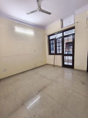 Room in 3 BHK Builder Floor at Sector 9a – for Rent
