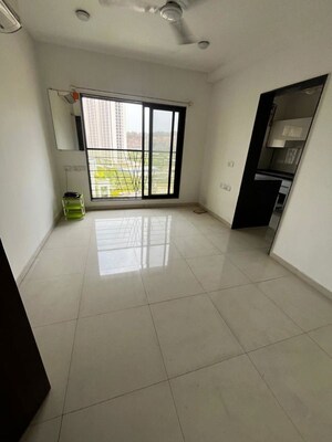 Room in 2 BHK Apartment at Lalani Grandeur, Goregaon East – for Rent