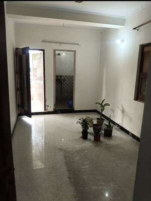 Room in 3 BHK Apartment at Arun Vihar Sector 37, Sector 37 – for Rent