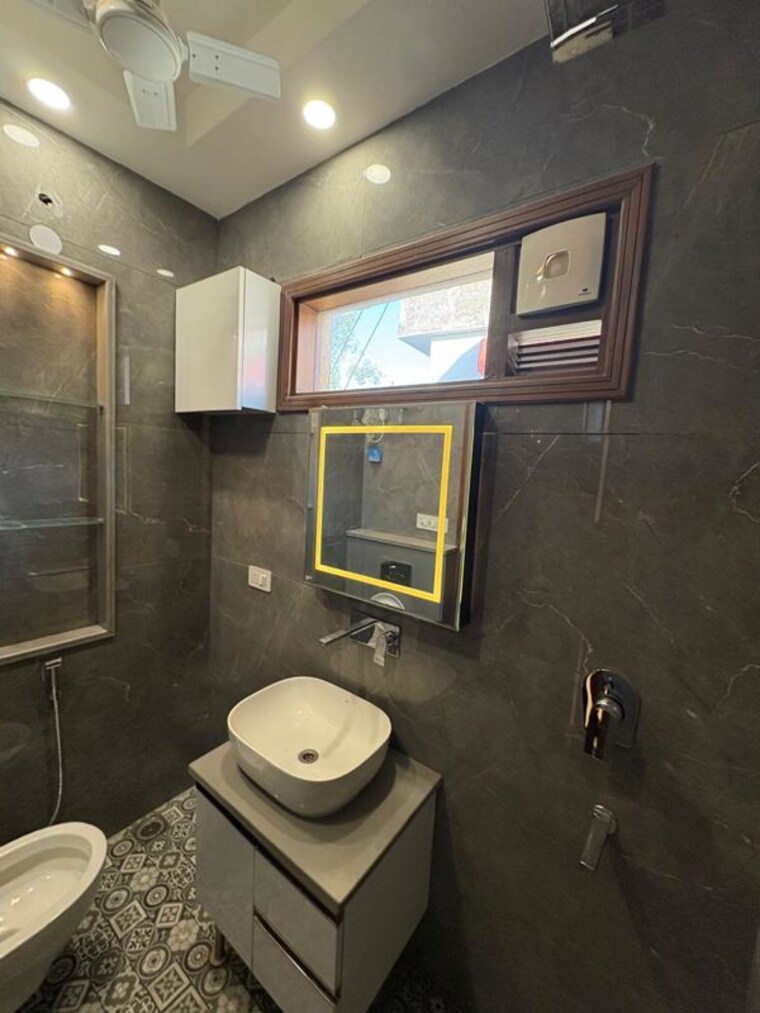 Bathroom, kalkaji 2 Bedroom 100 Sq.Yd. Builder Floor In Kalkaji Delhi 10312296