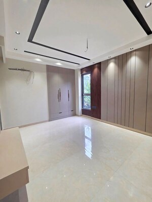 Room in 3 BHK Builder Floor at BPTP Green Oaks, Sector 70a – for Sale