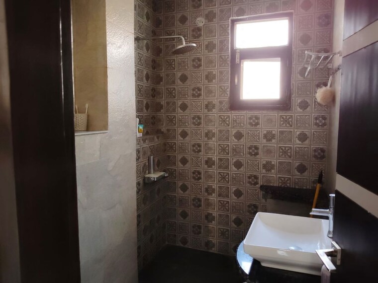 Bathroom, gopal nagar 6 Bedroom 145 Sq.Yd. Independent House In Gopal Nagar Gurgaon 10312364