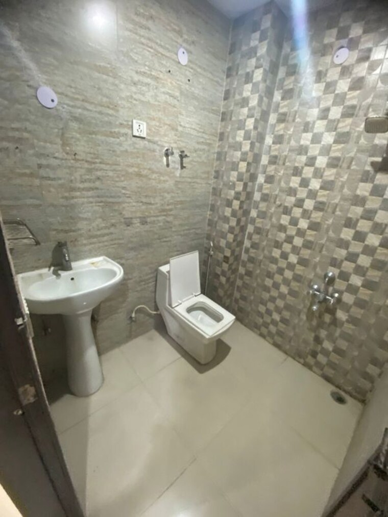 Bathroom, mayur vihar 1 3 Bedroom 1000 Sq.Ft. Builder Floor In Mayur Vihar 1 Delhi 10312367