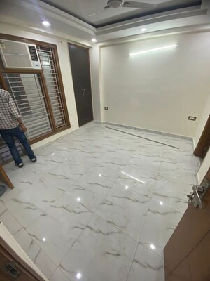 Room in 3 BHK Builder Floor at Mayur Vihar 1 – for Rent