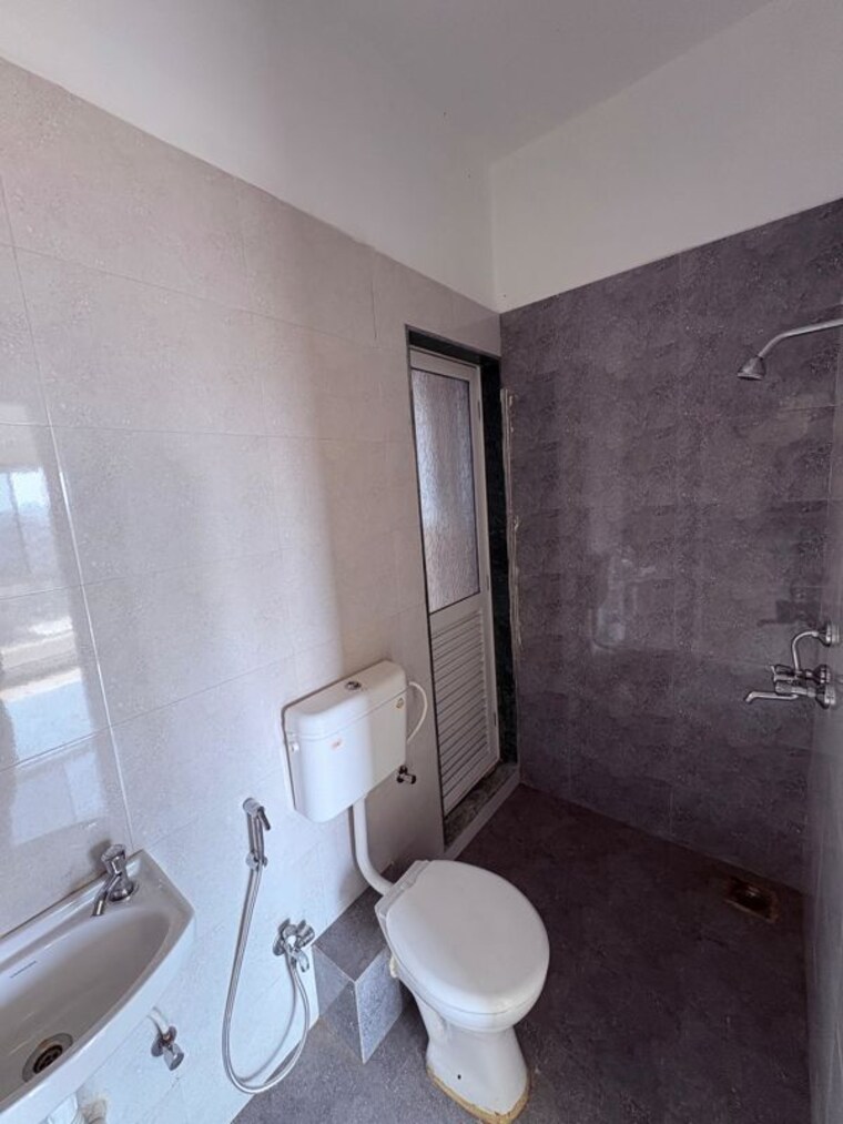 Bathroom, anand-saket-world 2 Bedroom 1000 Sq.Ft. Apartment In Kalyan East Thane 10312443