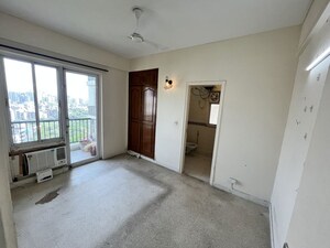 Room in 2 BHK Apartment at DLF Regency Park I, Dlf Phase iv – for Rent