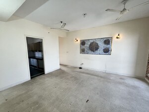 Room in 2 BHK Apartment at DLF Regency Park I, Dlf Phase iv – for Rent