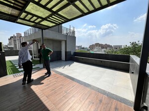 Parking in 3 BHK Builder Floor at Sushant Lok I – for Rent