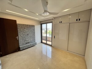 Room in 3 BHK Builder Floor at Sushant Lok I – for Rent