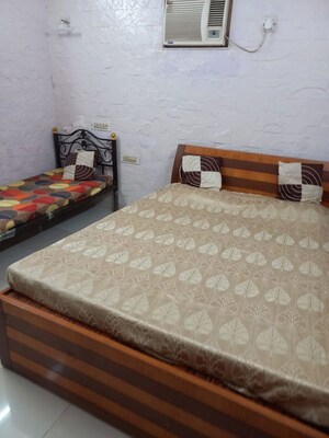 Bedroom in 1.5 BHK Apartment at Andheri West – for Rent