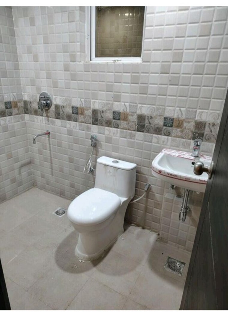 Bathroom, signature-global-park-4-and-5 2.5 Bedroom 1181 Sq.Ft. Apartment In Sohna Sector 36 Gurgaon 10312568