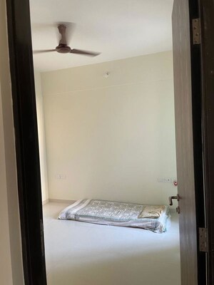 Room in 2 BHK Apartment at Sheth Zuri, Laxmi Nagar – for Rent