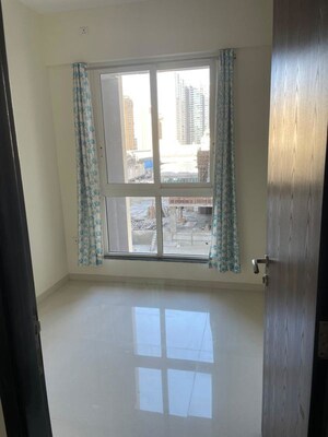 Room in 2 BHK Apartment at Sheth Zuri, Laxmi Nagar – for Rent