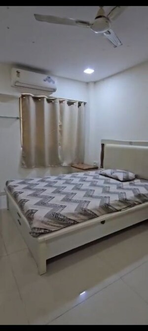 2 BHK Apartment For Rent in Vile Parle West