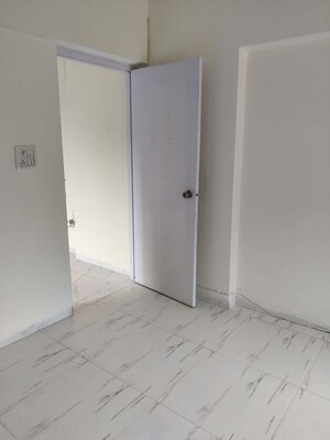 Room in 2 BHK Apartment at Garden View Apartment, Goregaon East – for Rent