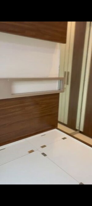 Room in 3 BHK Apartment at Dev Eversun DLH Junction, Andheri West – for Rent