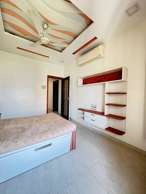 Room in 2.5 BHK Apartment at Oberoi Realty Woods, Goregaon East – for Rent