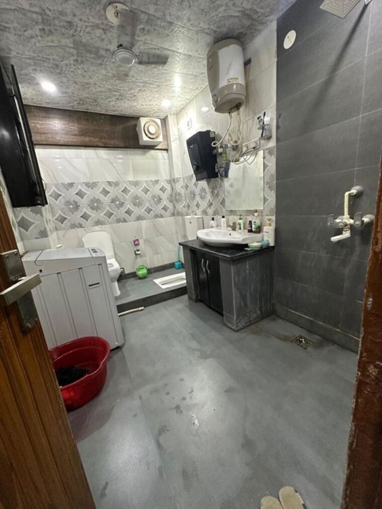 Bathroom, abul fazal enclave part 1 3 Bedroom 1350 Sq.Ft. Apartment In Abul Fazal Enclave Part 1 Delhi 10312932