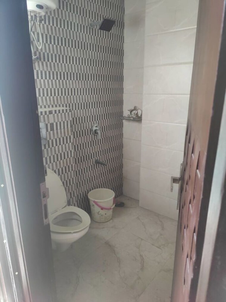 Bathroom, gautam nagar 4 Bedroom 200 Sq.Yd. Builder Floor In Gautam Nagar Delhi 10312962