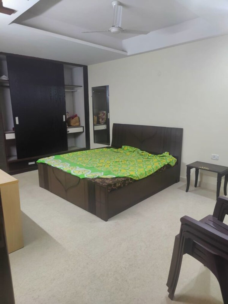 Bedroom, gautam nagar 4 Bedroom 200 Sq.Yd. Builder Floor In Gautam Nagar Delhi 10312962