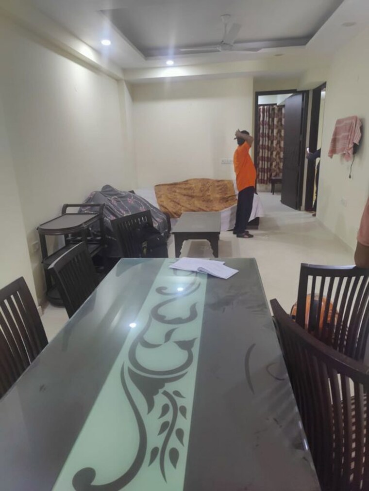 Team Area, gautam nagar 4 Bedroom 200 Sq.Yd. Builder Floor In Gautam Nagar Delhi 10312962