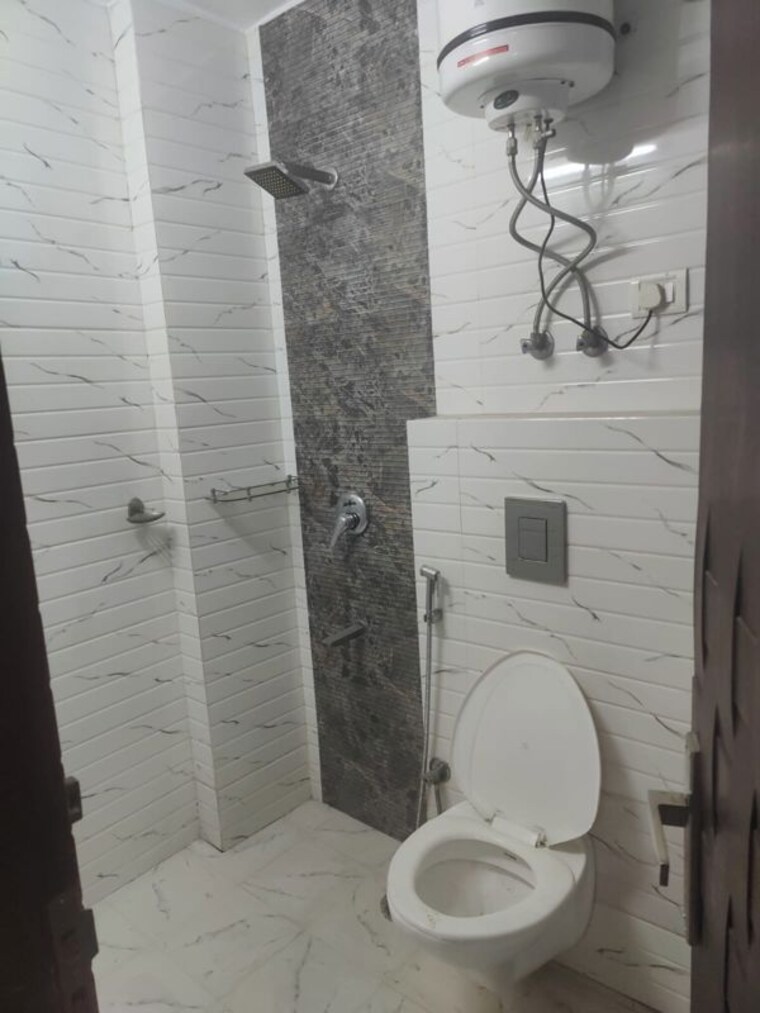 Bathroom, gautam nagar 4 Bedroom 200 Sq.Yd. Builder Floor In Gautam Nagar Delhi 10312962