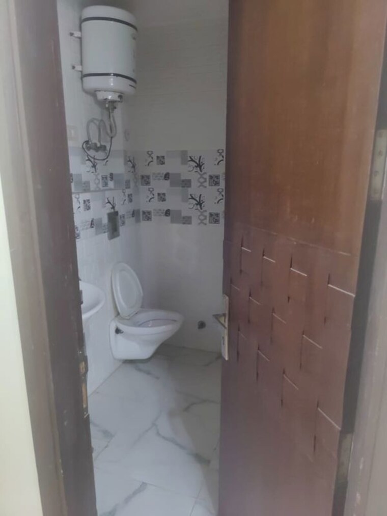 Bathroom, gautam nagar 4 Bedroom 200 Sq.Yd. Builder Floor In Gautam Nagar Delhi 10312962
