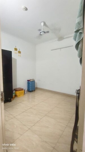 Room in 2 BHK Apartment at Gaur City 7th Avenue, Sector 4 Greater Noida – for Rent