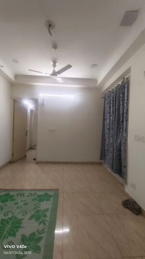 Room in 2 BHK Apartment at Gaur City 7th Avenue, Sector 4 Greater Noida – for Rent